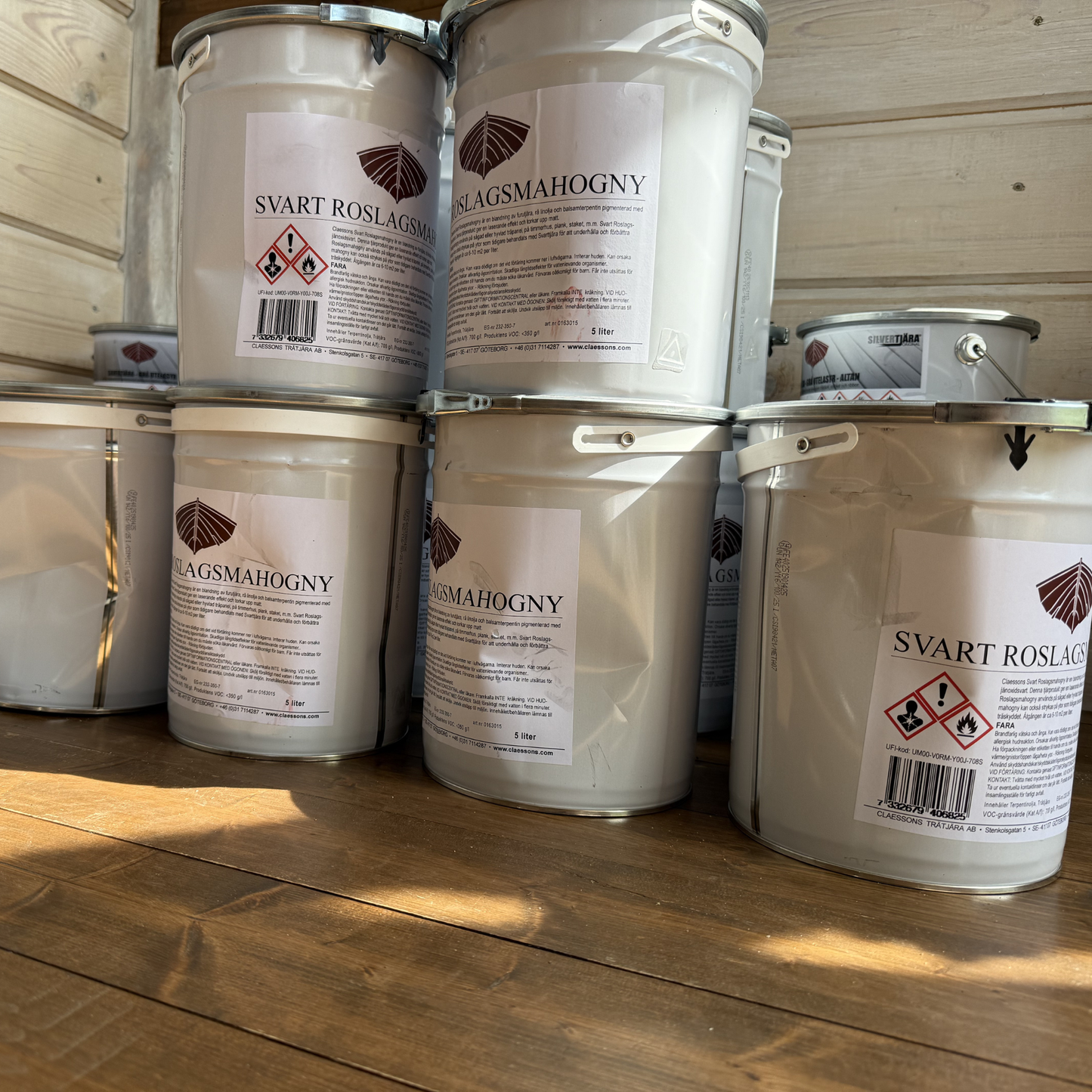 Tar Paint Svart Roslagsmahogny Black - long-lasting protection for facades, fences, and garden furniture (DAMAGED PACKAGING)